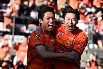 吉田・清水が神戸を下して初白星！…凱旋の乾貴士は退場者の煽りを受けて22分に交代