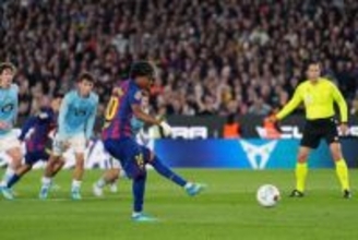 バルセロナがセルタに競り勝ってリーグ8連勝で首位快走！…一方でPK弾のヤマルにカンセロが負傷交代