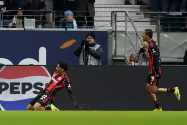 堂安律先発のフランクフルトが新体制で初勝利！　高井幸大と町野修斗出場のボルシアMGは6戦勝ち無し　　