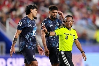 日本対スウェーデン戦の審判団が決定…カタールW杯のドイツ戦や昨年はJ1の4試合を担当したバートン氏