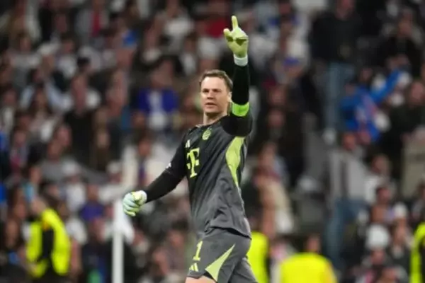 勝利の立役者は衰え知らずの40歳！　バイエルン指揮官がノイアー称賛「史上最高の一人。この年齢で…」