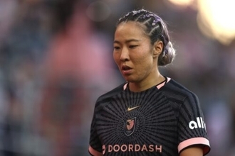 なでしこMF遠藤純が試合中に負傷交代…現在はケガの程度を評価中、米メディア「ヒザを抑え…」