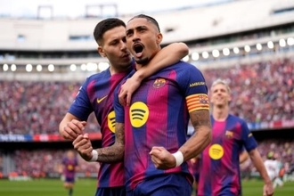 ハフィーニャが“トリプレーテ”達成！　バルセロナ、セビージャに5発大勝でリーグ戦4連勝