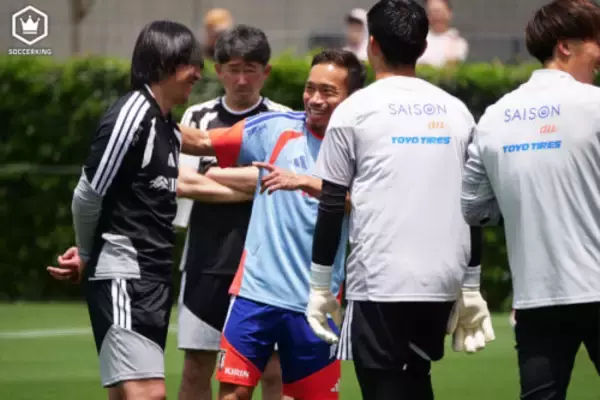 日本代表が始動！　緊急招集の吉田麻也、中村俊輔コーチの姿も…鎖骨骨折の鈴木唯人は対人のみ回避で全体練習に参加