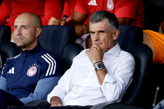 “64歳”メンディリバル監督がオリンピアコスと契約延長！　就任2シーズン半で主要3タイトルを獲得