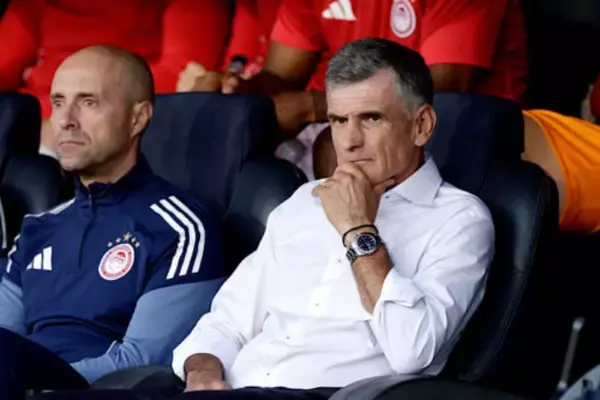 “64歳”メンディリバル監督がオリンピアコスと契約延長！　就任2年半で主要3タイトルを獲得