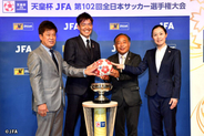 浦和・西川周作が天皇杯を返還「今年もカップを掲げられるように」