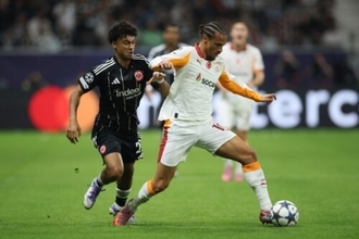 堂安律擁するフランクフルトに大敗も…今夏ガラタサライ加入のサネがCL史上初の記録達成！