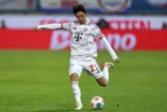 先発出場の伊藤洋輝が追加点を演出！　バイエルン、年内ラストマッチを“4発完勝”で飾る