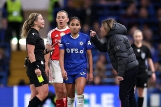 髪引っ張る行為にお咎めなし…抗議で逆に警告のチェルシー女子監督が激怒「意味がわからない」