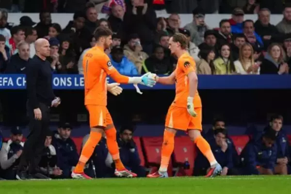 先発に抜擢も17分で22歳GKを交代…トッテナム指揮官「奇妙で異例の出来事だった」