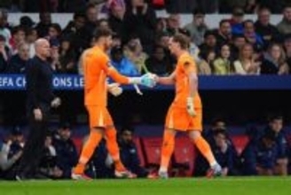 先発に抜擢も17分で22歳GKを交代…トッテナム指揮官「奇妙で異例の出来事だった」