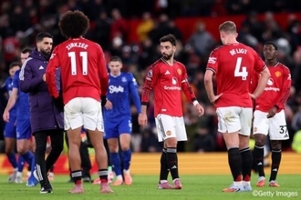 マンUが痛恨の敗戦…13分に“仲間割れ”で退場者出したエヴァートンから得点奪えず