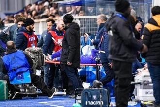 フランス杯で先発の南野拓実、左ひざを痛め担架で交代…地元紙「重傷を負った可能性がある」