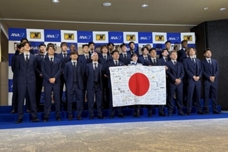 いよいよ日本代表が出国！　森保監督「勇敢な姿を」　長友は“闘魂”ハチマキで気合