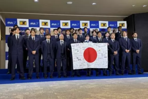 いよいよ日本代表が出国！　森保監督「勇敢な姿を」　長友は“闘魂”ハチマキで気合