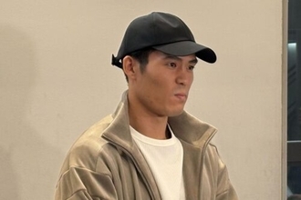 冨安健洋が帰国、「少しずつ」1月復帰目標に　W杯見据えつつ「まずは自分にフォーカス」