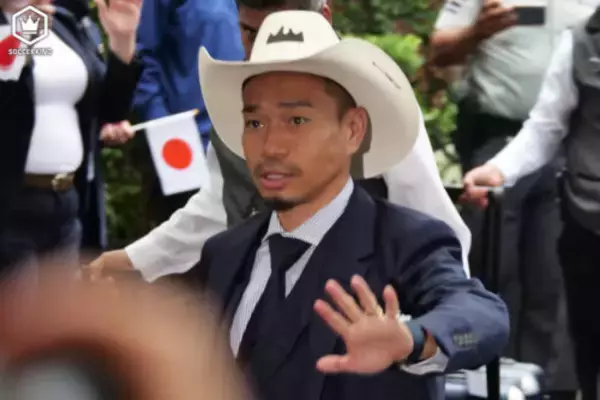 日本代表がメキシコ・モンテレイに到着！　長友佑都＆菅原由勢は“ソンブレロ姿”でバス降り…熱烈歓迎の声援に応える