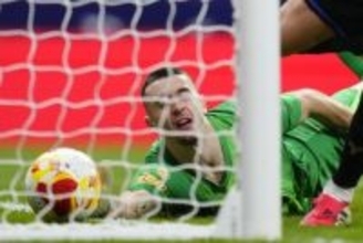 痛恨ミスで先制点献上…スペイン紙がバルサの“絶対的守護神”を断罪「ボールは不安定に跳ねたが…」