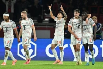 進撃のバイエルン、開幕から公式戦16連勝！　前半2発のL・ディアスが退場も、CL王者PSGを下す
