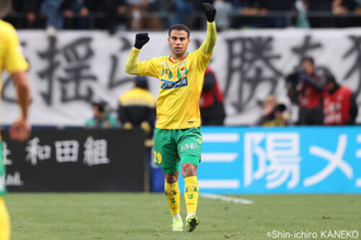「夏休みの宿題をやり終えた気分（笑）」“J1昇格への使者”カルリーニョスが殊勲のゴール！　個人では2年連続J1昇格