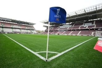 親善試合で不慮の事故…乱闘を止めようとした女性主審が転倒、脳震盪でピッチを後に