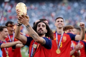 スペイン代表DFククレジャ、W杯優勝公約を実行！　監督の顔のタトゥーを腕に入れる