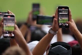 ドルトムントが画期的な取り組み…試合中にスマホを操作しなかったファンに特典