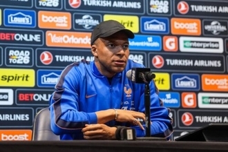 誤診報道は嘘？　エンバペが完全否定「間違ったひざを検査したという情報は誤り」