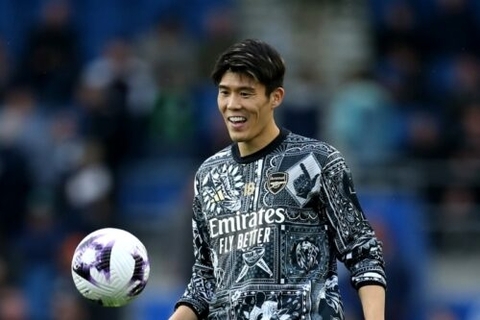 アヤックス指揮官、メンバー外の冨安健洋は「プレー可能までもう数週間必要」