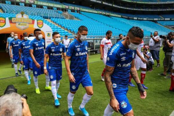 パンデミック下での試合開催に抗議 グレミオの選手がマスクを着けてピッチに入場 年3月16日 エキサイトニュース