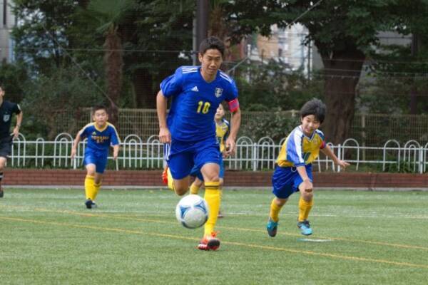 香川がサプライズで少年サッカーの試合に交代出場 驚嘆の子どもたち そっくりさんだと思った 13年9月5日 エキサイトニュース