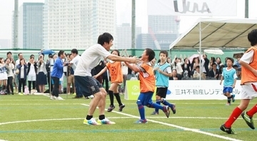 「MIFA Football Park」がオープン…桜井和寿＆GAKU-MCのウカスカジーが試合＆ライブ開催、本田もエール