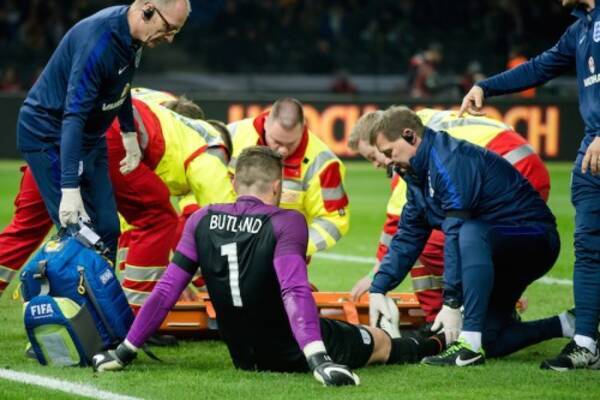イングランド代表gkバトランドが足首骨折 ユーロ16出場は絶望 16年3月28日 エキサイトニュース