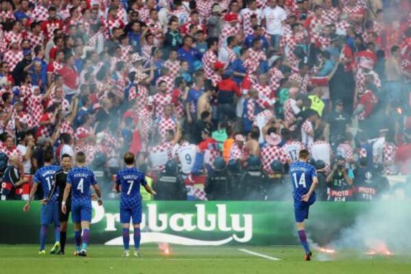 ファン騒動の試合中断で明暗 クロアチア 終了間際にpk献上でチェコとドロー 16年6月18日 エキサイトニュース