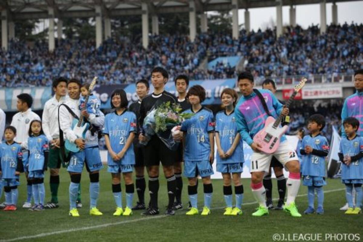 川崎のホーム開幕戦に Shishamo が登場 両チームのキャプテンにギターを贈呈 17年3月5日 エキサイトニュース