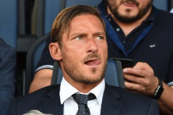 スーツ姿のトッティ氏 ローマの開幕戦を応援 観客席から観るのは辛い 17年8月21日 エキサイトニュース