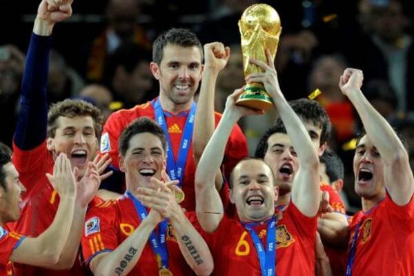 イニエスタ トーレスは日本へ 10年w杯で初優勝したスペイン代表の今 18年5月10日 エキサイトニュース
