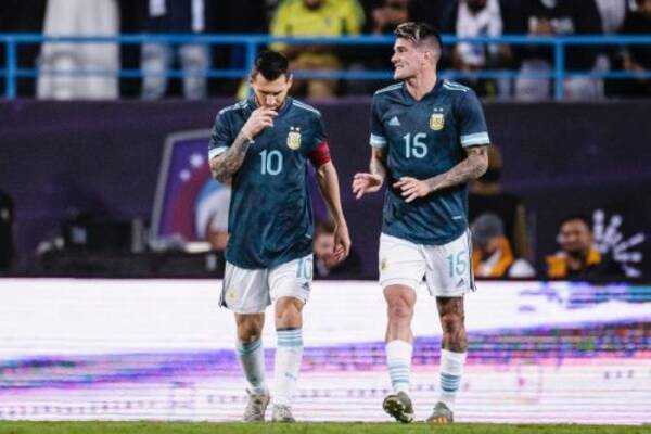 カバーニが先制点も、メッシが終了間際に同点弾…南米の強豪対決は引き分けに