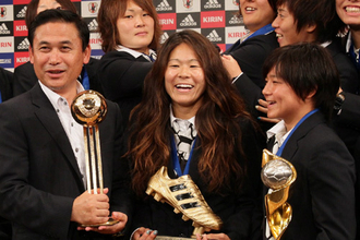 澤とメッシがFIFAバロンドールに輝く…日本はトリプル受賞