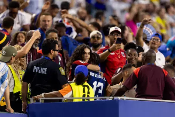 W杯史に残る“ロマンチックなゴラッソ”！　カーボベルデの2点目を決めたDF、一目散にスタンドイン→探していたのは…