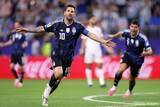 「メッシが絶妙FKで驚異の3戦連発！　王者アルゼンチンが3連勝で決勝Tへ…初出場ヨルダンは3連敗」の画像1