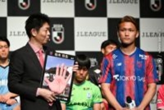 Jリーグ開幕PRイベント開催！　島田秀平が松木玖生の手相を占う「運命線が2本。これは大谷翔平選手と同じ」