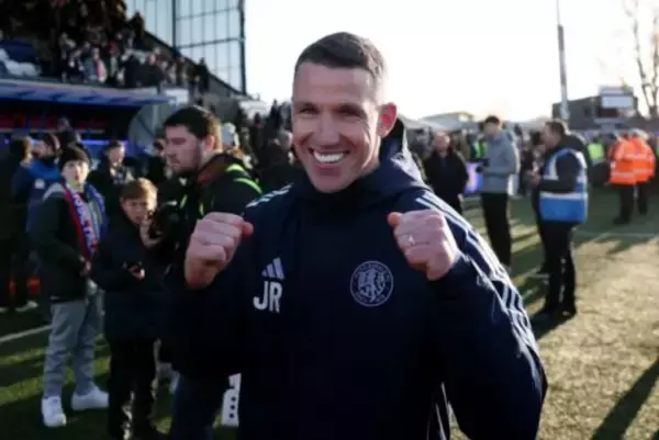 兄ウェインも祝福、ジョン・ルーニー監督が歴史的勝利…先月急逝の21歳FWに捧げる