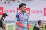 「“直系の後輩”菅原由勢が吉田麻也を語る「人間的にも選手としてもリスペクトしている」　明日から再合流予定「遅刻です！」」の画像1