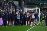 「喜びの最中に悲劇…イングランド代表MFヘンダーソン、試合後に担架でピッチを後に」の画像1