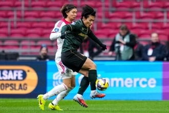 板倉滉所属のアヤックスが伝統の一戦を制す！　アヤックス主将が右足一閃…フェイエノールトの上田は決定機を生かせず敗戦