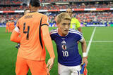 「「今自分ができることをやろうと」W杯初戦でゲームキャプテン務めた堂安律「このキャプテンマークは遠藤航のものなので…」」の画像1