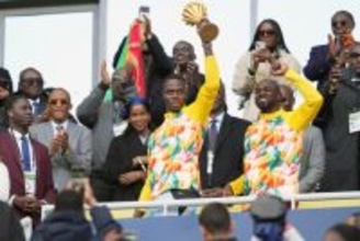 アフリカ杯優勝巡りCASの審理待つセネガル、ペルー戦前にトロフィー掲げるパレードを実施