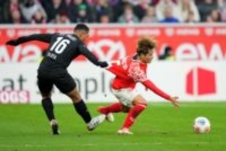 佐野海舟vs藤田譲瑠チマのマッチアップが実現…ブンデス日本代表対決は、決め手を欠きスコアレス決着に